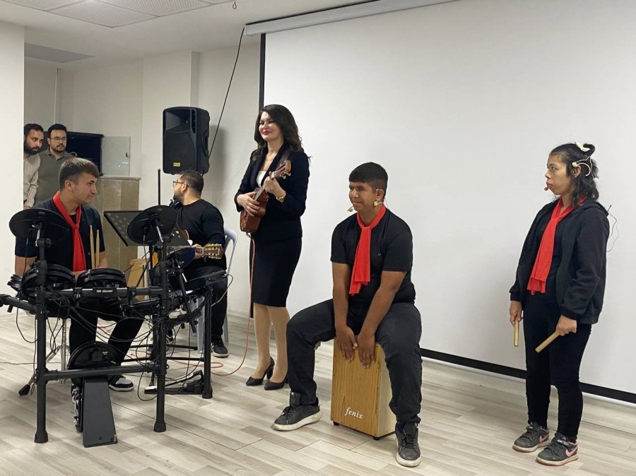 Özel Bireylerin Etkinliği Renkli Anlara Sahne Oldu