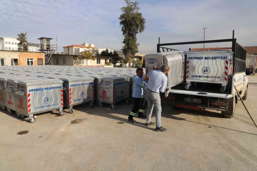 Akdeniz Belediyesi Yeni Çöp Konteynerini Mahallelere Yerleştiriyor