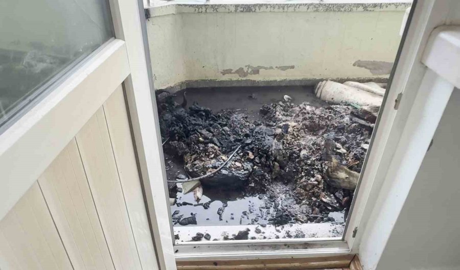 Balkona Dökülen Soba Külü Yangına Neden Oldu: 4 Kişi Dumandan Etkilendi