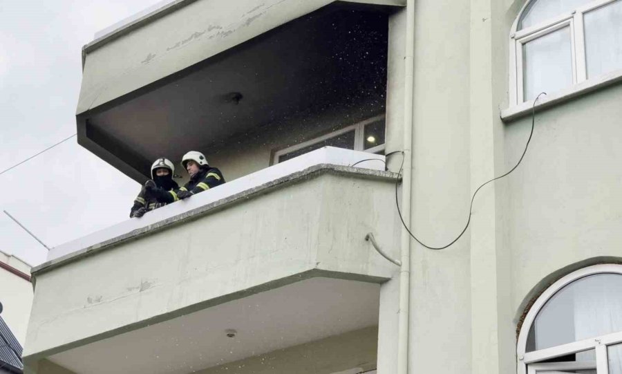 Balkona Dökülen Soba Külü Yangına Neden Oldu: 4 Kişi Dumandan Etkilendi