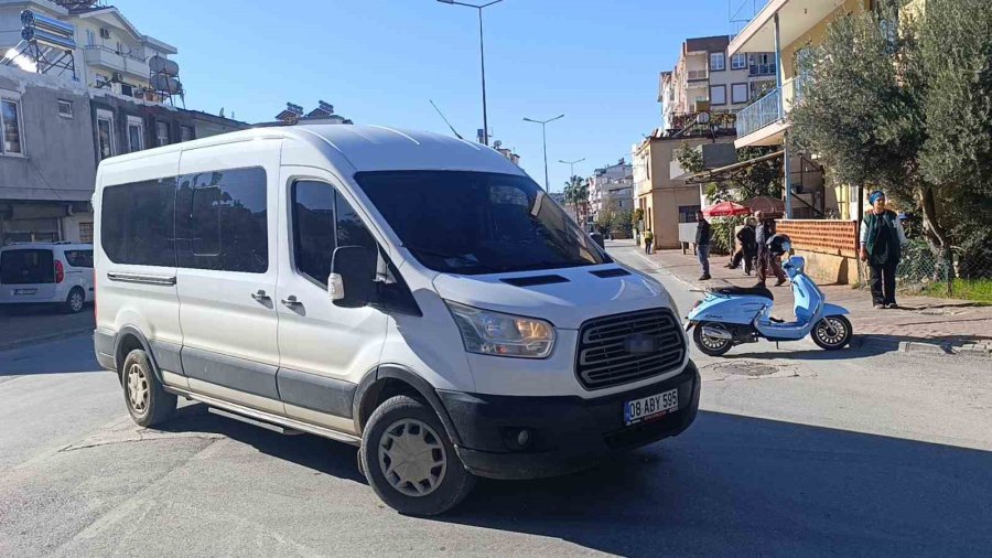 Manavgat’ta Minibüsle Çarpışan Motosikletli Yaralandı