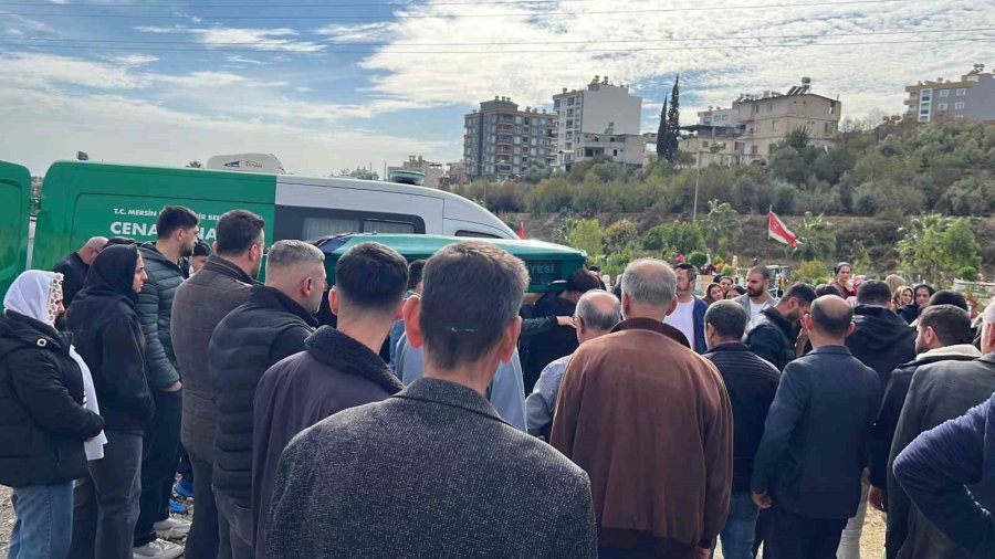 Mersin’de Komşusu Tarafından Öldürülen Anne Ve Oğlu Toprağa Verildi