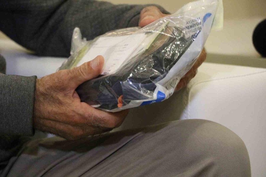 Yaşlı Adamın Otobüste Unuttuğu İçinde 4 Bin Euro Olan Çantanın Başında Adeta Nöbet Tuttu