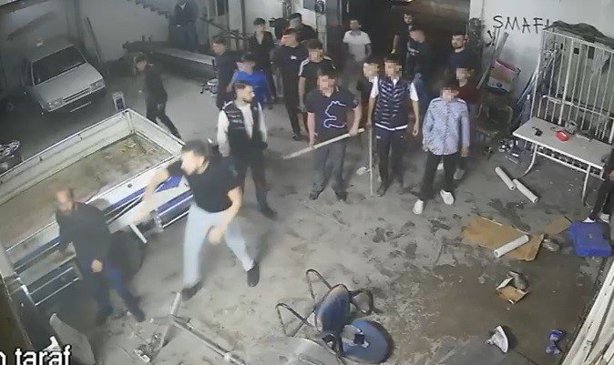 Sopa, Kürek Ve Av Tüfekli Meydan Savaşını Andıran Kavga Kamerada