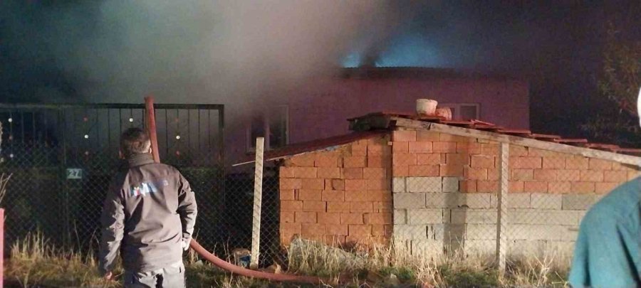 Garajdaki Araç Ve Evde Çıkan Yangın Korkuttu