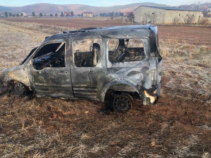 Garajdaki Araç Ve Evde Çıkan Yangın Korkuttu