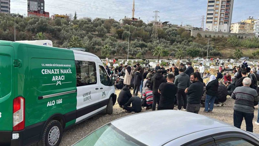 Mersin’de Komşusu Tarafından Öldürülen Anne Ve Oğlu Toprağa Verildi