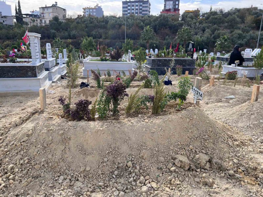 Mersin’de Komşusu Tarafından Öldürülen Anne Ve Oğlu Toprağa Verildi