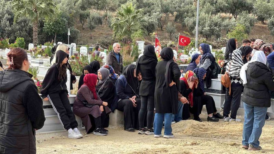 Mersin’de Komşusu Tarafından Öldürülen Anne Ve Oğlu Toprağa Verildi