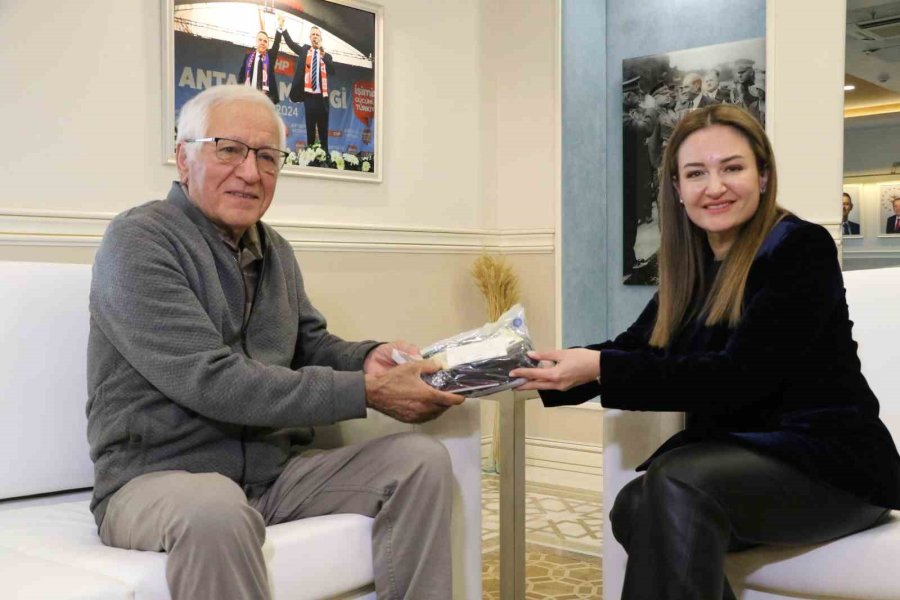 Yaşlı Adamın Otobüste Unuttuğu İçinde 4 Bin Euro Olan Çantanın Başında Adeta Nöbet Tuttu