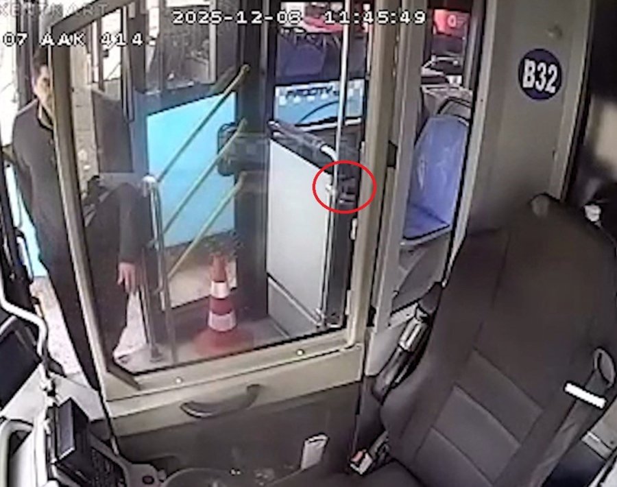 Yaşlı Adamın Otobüste Unuttuğu İçinde 4 Bin Euro Olan Çantanın Başında Adeta Nöbet Tuttu