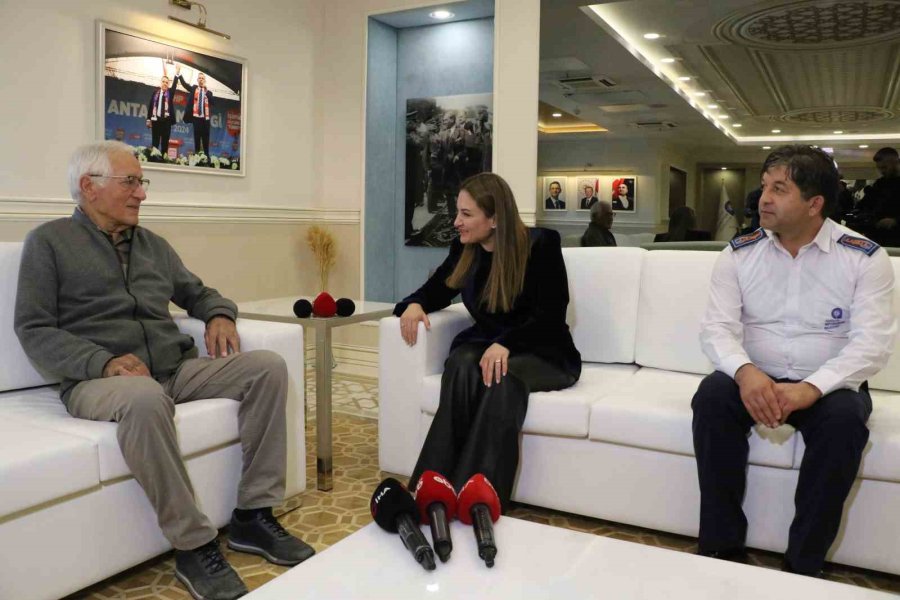 Yaşlı Adamın Otobüste Unuttuğu İçinde 4 Bin Euro Olan Çantanın Başında Adeta Nöbet Tuttu