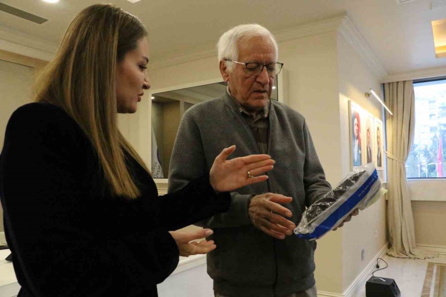 Yaşlı Adamın Otobüste Unuttuğu İçinde 4 Bin Euro Olan Çantanın Başında Adeta Nöbet Tuttu