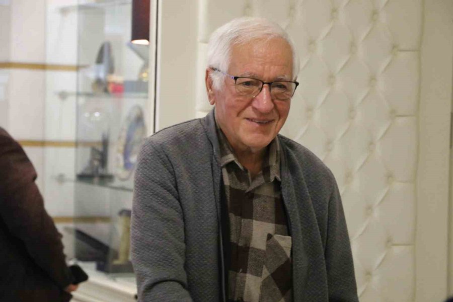 Yaşlı Adamın Otobüste Unuttuğu İçinde 4 Bin Euro Olan Çantanın Başında Adeta Nöbet Tuttu