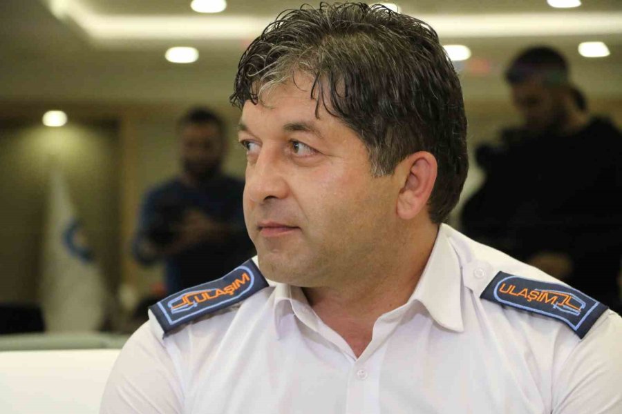 Yaşlı Adamın Otobüste Unuttuğu İçinde 4 Bin Euro Olan Çantanın Başında Adeta Nöbet Tuttu