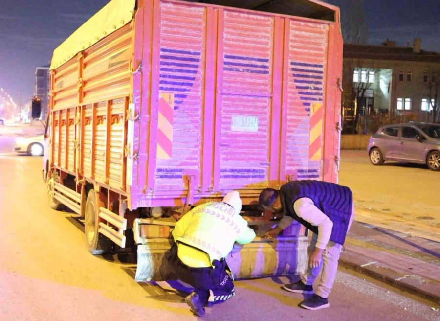 Ehliyetsiz Sürücü Çekme Belgeli Kamyonetle Yakalandı: 46 Bin 621 Lira Ceza