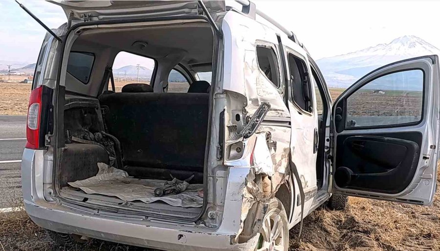 Hastaneden Dönen Karı Koca Kaza Yapıp Hastanelik Oldu