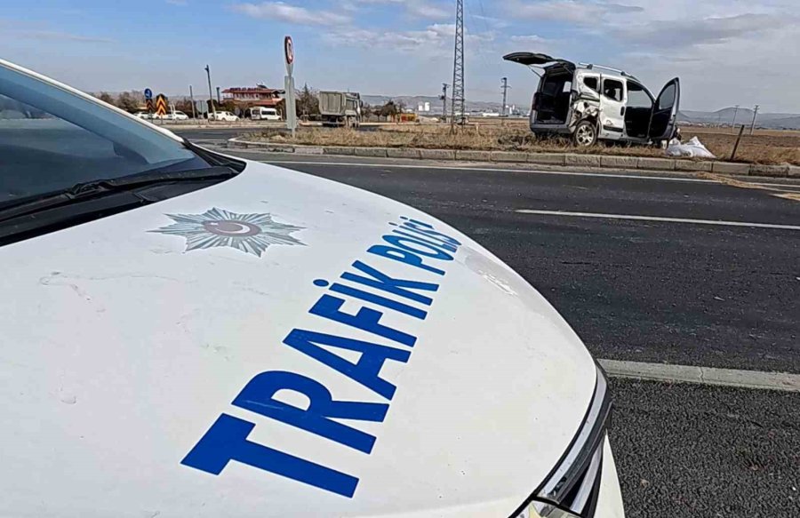 Hastaneden Dönen Karı Koca Kaza Yapıp Hastanelik Oldu