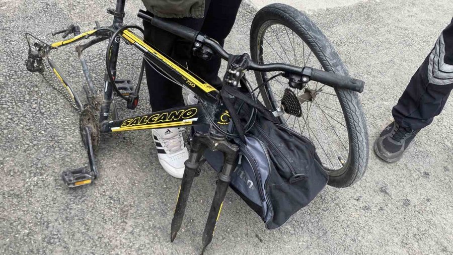 Bisikletin Kilidini Açamayınca Tekerini Söküp Çaldılar