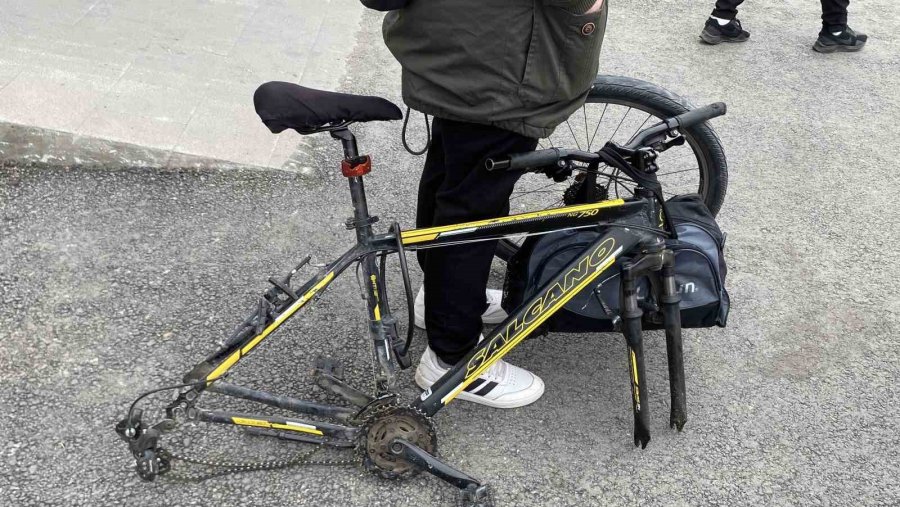 Bisikletin Kilidini Açamayınca Tekerini Söküp Çaldılar