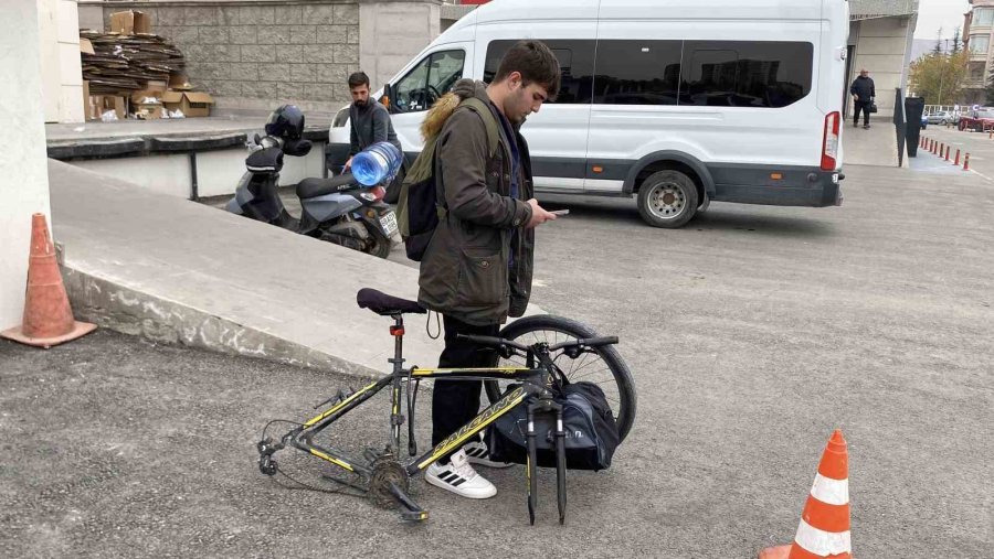 Bisikletin Kilidini Açamayınca Tekerini Söküp Çaldılar
