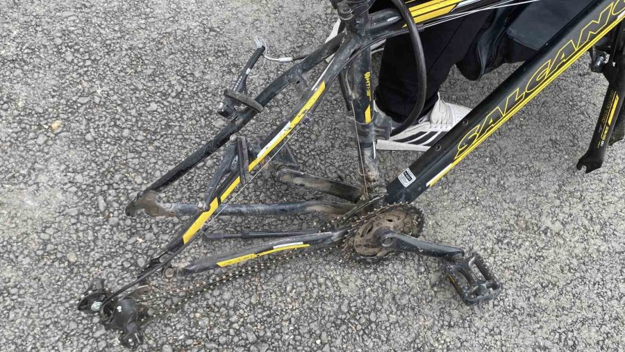 Bisikletin Kilidini Açamayınca Tekerini Söküp Çaldılar