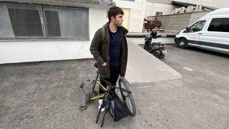 Bisikletin Kilidini Açamayınca Tekerini Söküp Çaldılar