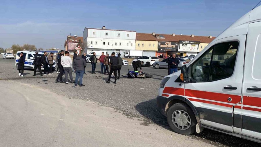 Otomobille Çarpışan Motosikletli Yaralandı