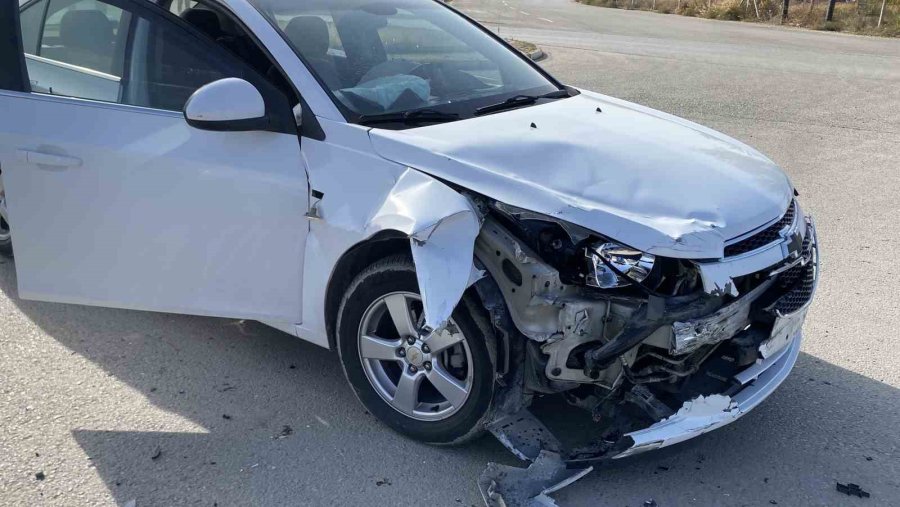 Otomobille Çarpışan Motosikletli Yaralandı