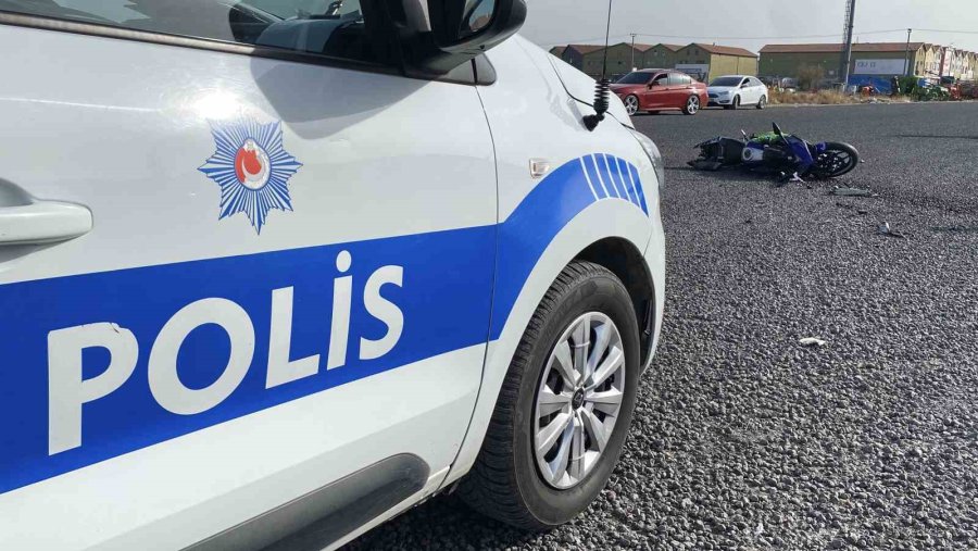 Otomobille Çarpışan Motosikletli Yaralandı