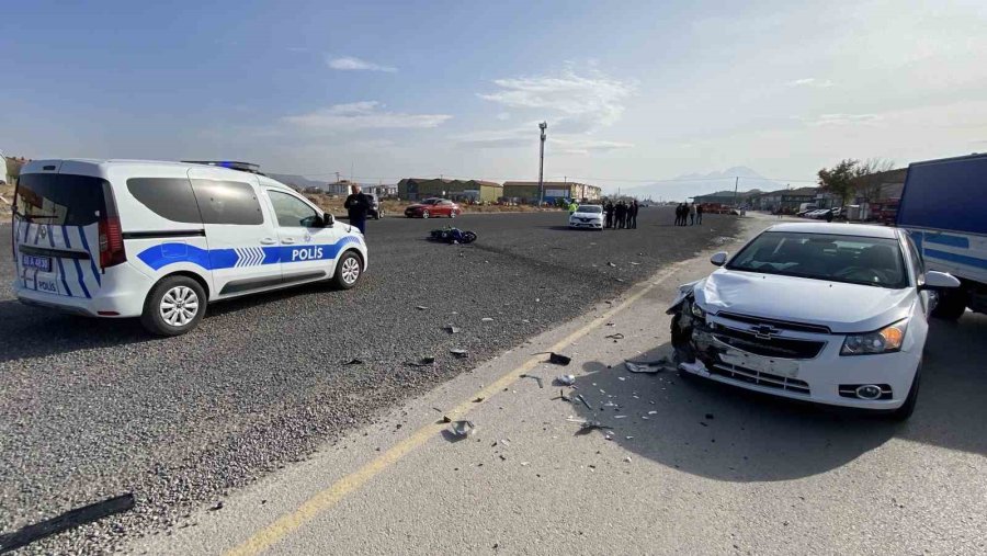 Otomobille Çarpışan Motosikletli Yaralandı