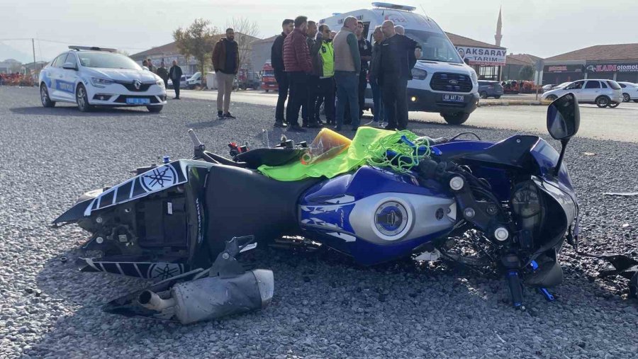 Otomobille Çarpışan Motosikletli Yaralandı