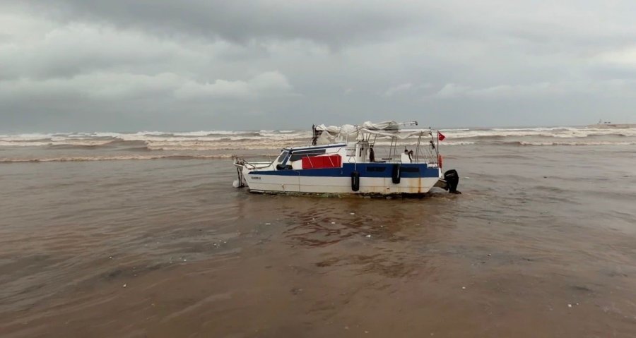 Finike’de Fırtına Sebebiyle Tekne Kıyıya Sürüklendi, Denizin Rengi Çamura Döndü