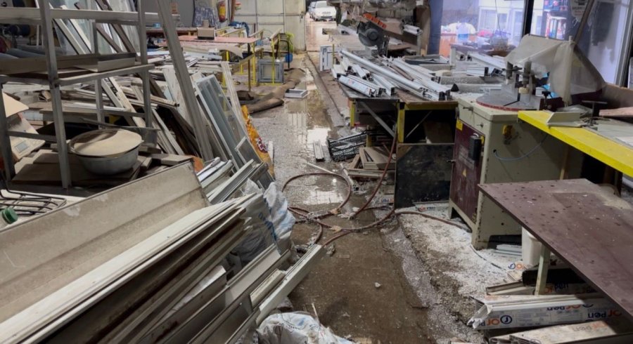 Finike’de Fırtına Sebebiyle Tekne Kıyıya Sürüklendi, Denizin Rengi Çamura Döndü