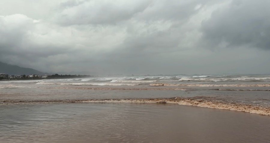 Finike’de Fırtına Sebebiyle Tekne Kıyıya Sürüklendi, Denizin Rengi Çamura Döndü