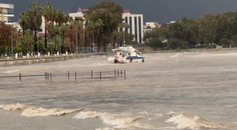 Finike’de Fırtına Sebebiyle Tekne Kıyıya Sürüklendi, Denizin Rengi Çamura Döndü
