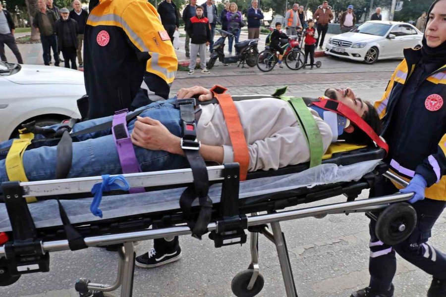 Taksi İle Çarpışan Motosikletli Gençler Metrelerce Sürüklendi