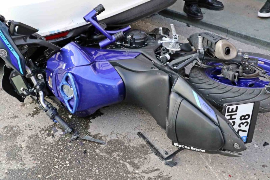 Taksi İle Çarpışan Motosikletli Gençler Metrelerce Sürüklendi