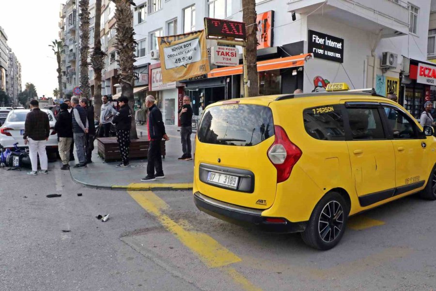 Taksi İle Çarpışan Motosikletli Gençler Metrelerce Sürüklendi