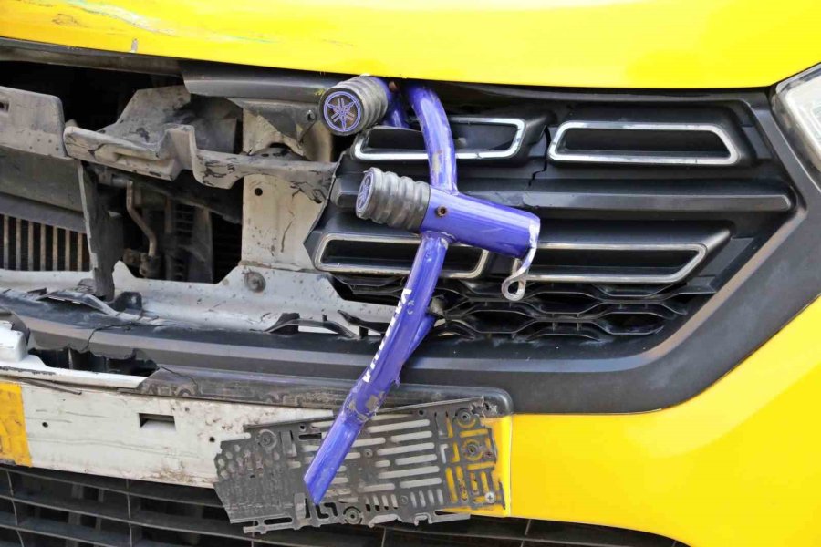 Taksi İle Çarpışan Motosikletli Gençler Metrelerce Sürüklendi