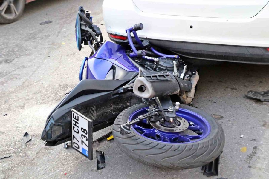 Taksi İle Çarpışan Motosikletli Gençler Metrelerce Sürüklendi