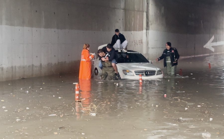 Suda Mahsur Kalan Araçtaki 2 Kişiyi İtfaiye Ekipleri Kurtardı