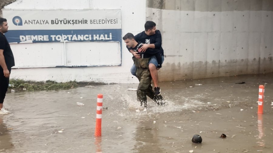 Suda Mahsur Kalan Araçtaki 2 Kişiyi İtfaiye Ekipleri Kurtardı