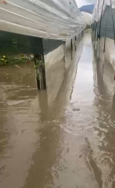 Suda Mahsur Kalan Araçtaki 2 Kişiyi İtfaiye Ekipleri Kurtardı