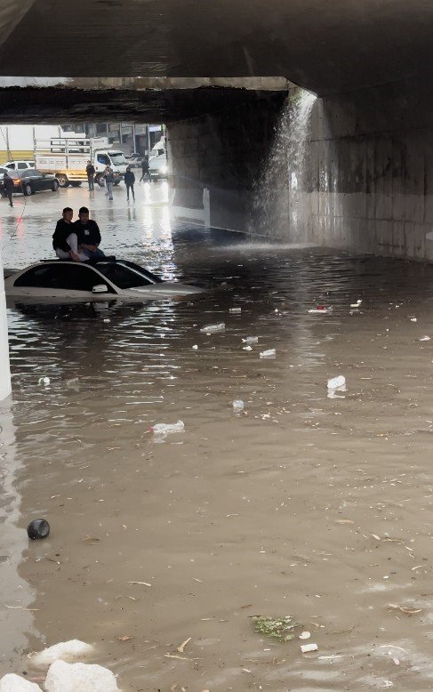 Suda Mahsur Kalan Araçtaki 2 Kişiyi İtfaiye Ekipleri Kurtardı