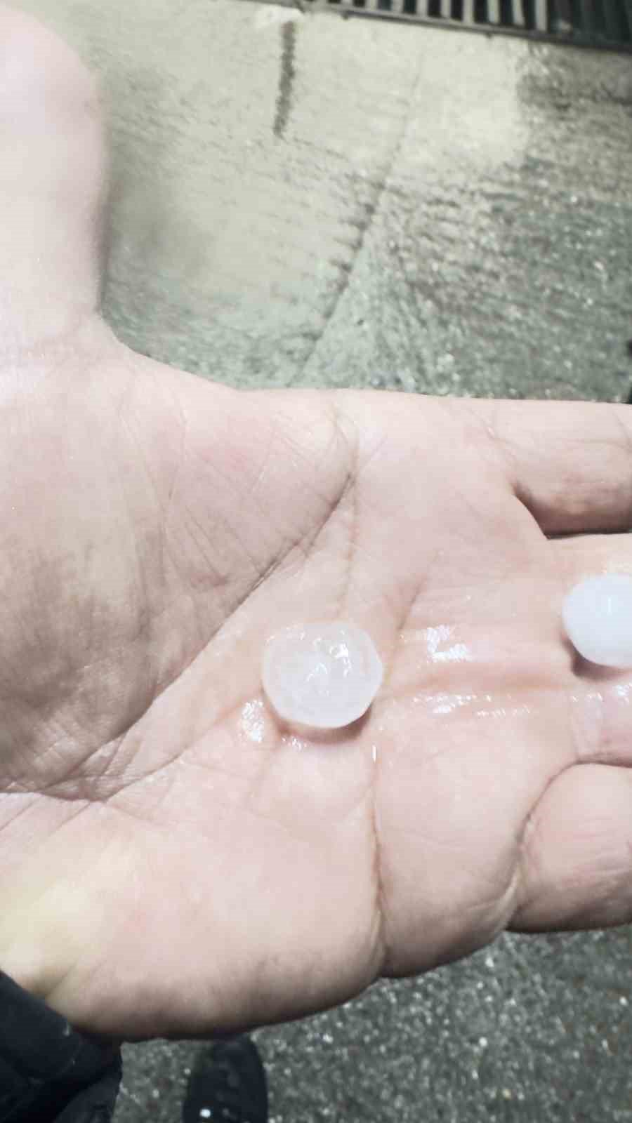 Suda Mahsur Kalan Araçtaki 2 Kişiyi İtfaiye Ekipleri Kurtardı