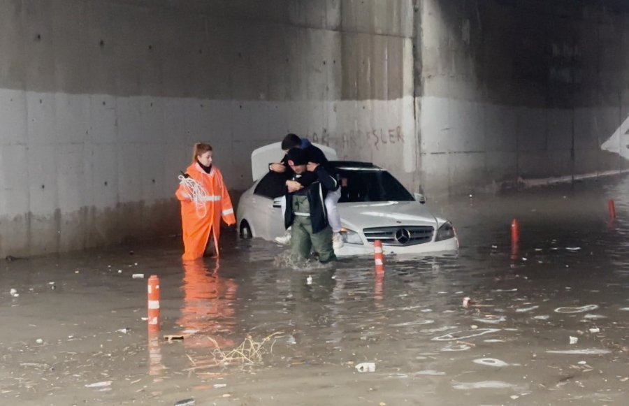 Suda Mahsur Kalan Araçtaki 2 Kişiyi İtfaiye Ekipleri Kurtardı