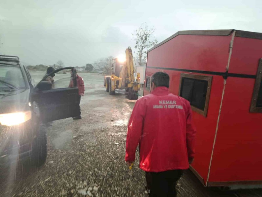 Karavanla Denize Sürüklenen Rus Turistler Kurtarıldı