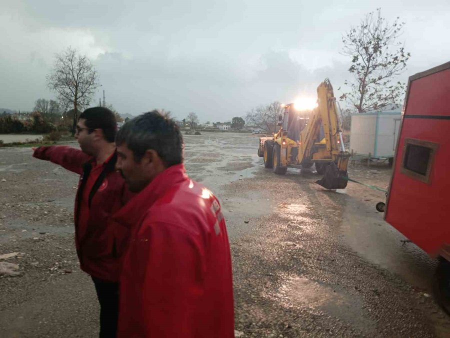Karavanla Denize Sürüklenen Rus Turistler Kurtarıldı