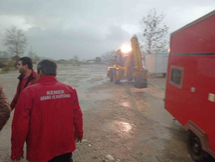 Karavanla Denize Sürüklenen Rus Turistler Kurtarıldı